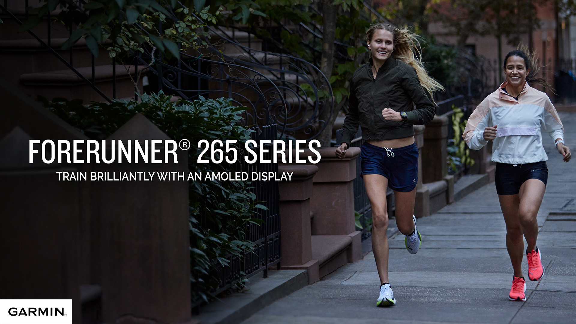 dos mujeres corren por la calle con el reloj Garmin Forerunner 265