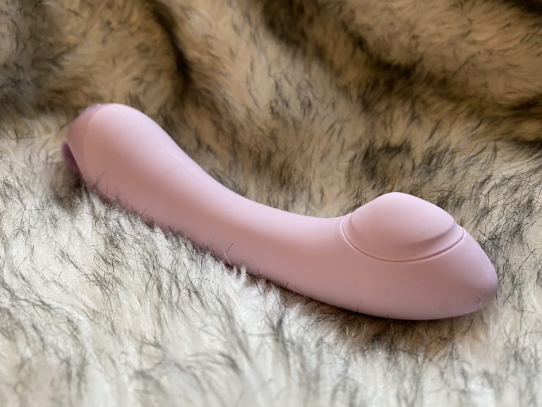 Read more about the article Reseña de Tracy’s Dog Pecker – Problemas de chicas cachondas