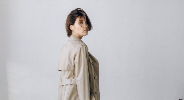 mujer abrigo exhibicionista